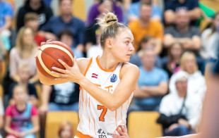 Champions start on a good note